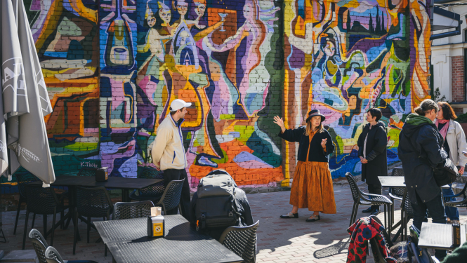 Kristapa Tintes sienas gleznojums "Laipnības patvērums" atklāšanas pasākumā