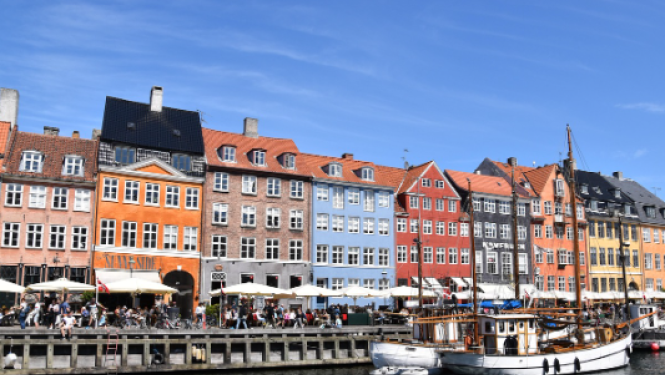 Attēls ar vairākām daudzkrāsainām mājam pilsētas centrā