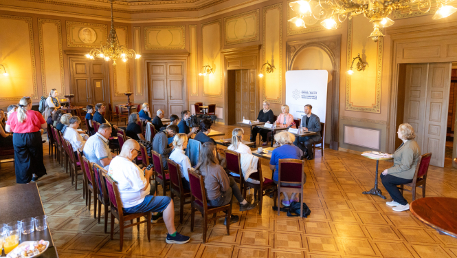 Preses konferences norise LNOB telpās