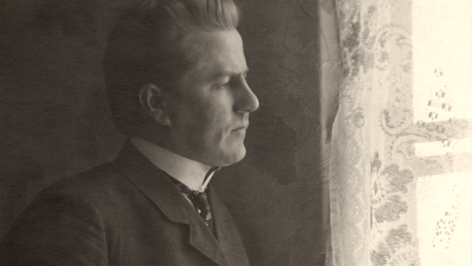 Melnbalts Emīla Dārziņa foto portrets