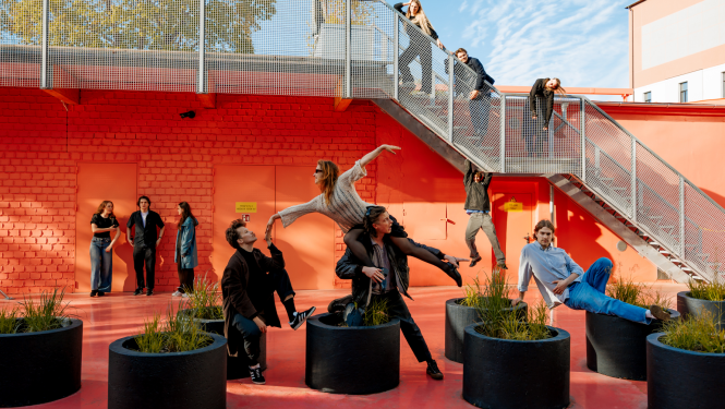 LKA studenti pie LKA ēkas Rīgā, Miera ielā 58a