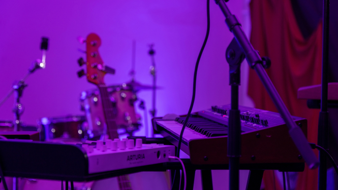 Mūzikas instrumenti un tehnika uz skatuves