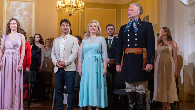 Jaunie profesionālie doktori: diriģents Kaspars Ādamsons, flautiste Ilze Urbāne un horeogrāfs Jānis Purviņš izlaidumā