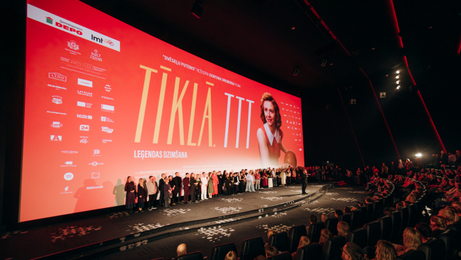 Filmas komanda uz skatuves pirmizrādē