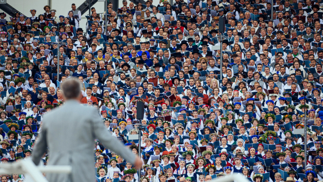 Koris ar diriģentu priekšplānā