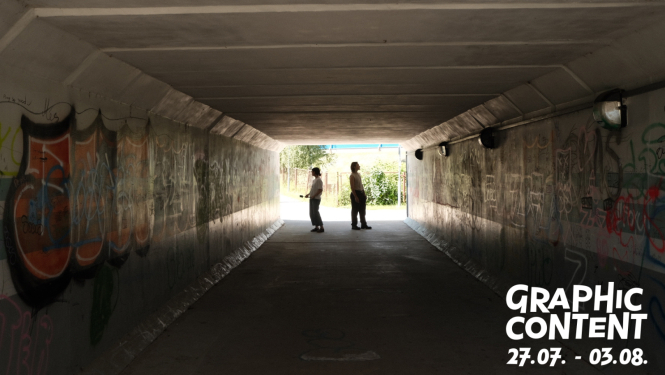 Izstādes “Graphic Content” publicitātes foto ar diviem cilvēkiem, kas apbrīno grafiti tunelī. Foto: Mike Saijo