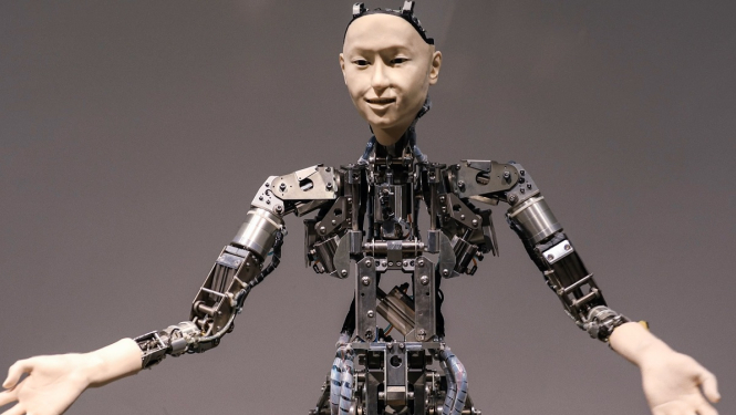 Cilvēkveidīga robota portrets ar izstieptām rokām