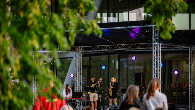 Mūziķi uzstājas publikas priekšā pie Ventspils Mūzikas vidusskolas