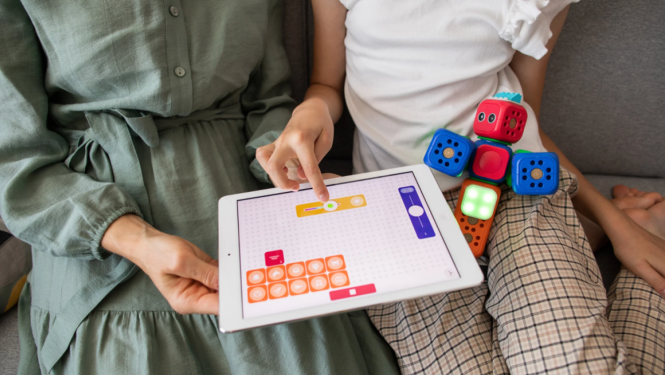 Māte un bērns kopīgi spēlē attīstošās spēles