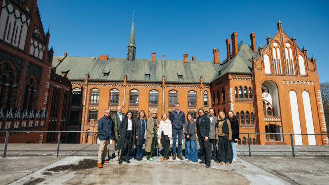 Latvijas Mākslas akadēmijas un mājokļu attīstītāja “Bonava Latvija” pārstāvju grupas foto Latvijas Mākslas akadēmijas pagalmā