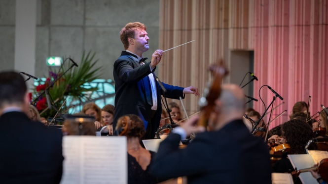 Liepājas simfoniskais orķestris un dririģents Guntis Kuzma