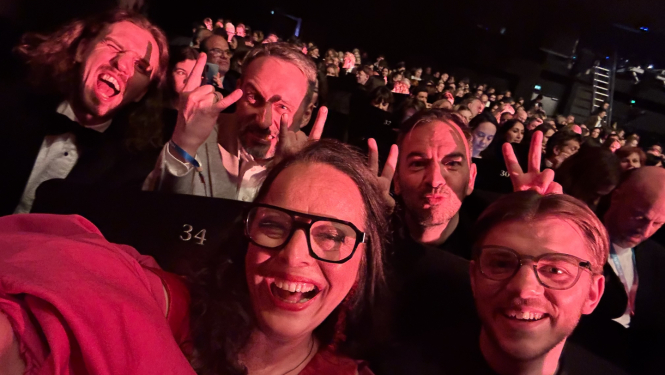 Gundega Skudriņa ar kolēģiem Kannās priecājas par sasniegumiem