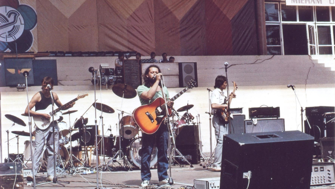 Foto centrā dziesminieks Haralds Sīmanis, koncertējot Salacgrīvā. 1985. gads.