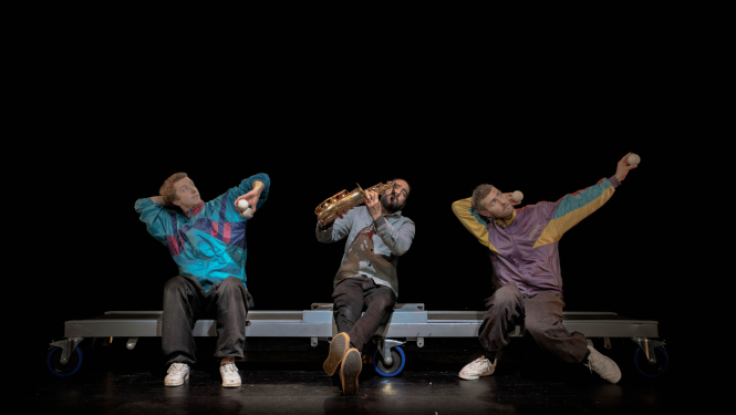 Vācijas laikmetīgā cirka apvienība “Hippana.Maleta” trīs dalībnieku sastāvā uz skatuves