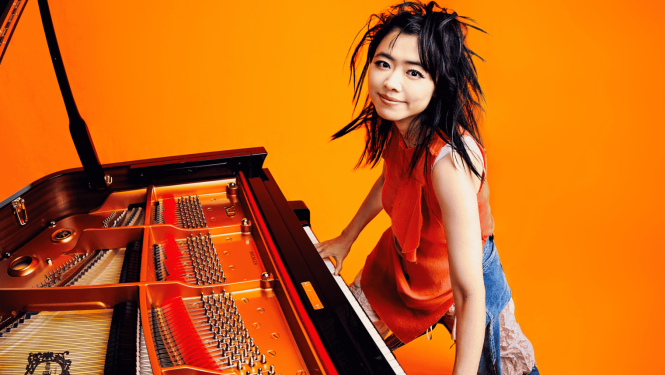Pasaulslavenā japāņu pianiste Hiromi pie mūzikas instrumenta