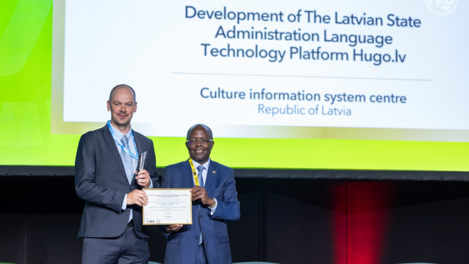 KISC direktora vietnieks, Hugo.lv projekta vadītājs, Jānis Ziediņš WSIS augsta līmeņa pasākumā konferenču centrā Palexpo, Ženēvā, saņem platformai Hugo.lv piešķirto WSIS Čempionu balvu