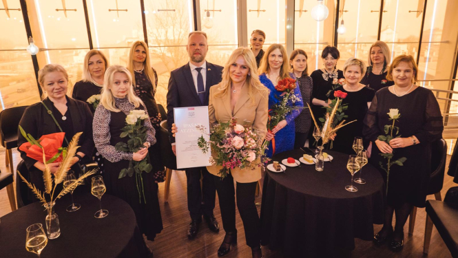 LMMDV direktorei Ingai Auziņai pasniedz Kultūras ministrijas Īpašo atzinības rakstu