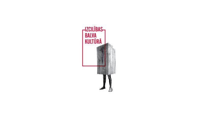 Izcilības balvas kultūrā logo - koka figūra ar cilvēka kājām un uzraksts: Izcilības balva kultūrā