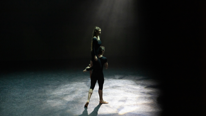 Baletdejotājs uz skatuves