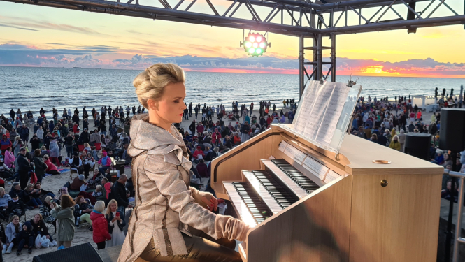 Ērģelniece Iveta Apkalna saullēkta koncertā Dzintaru pludmalē