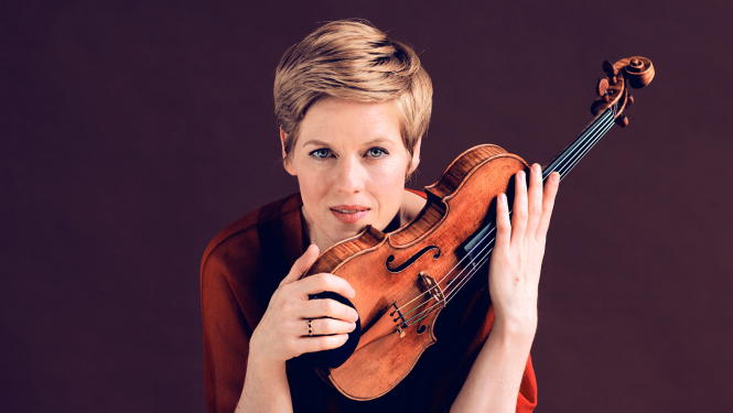 Izabella Fausta rokās turot vijoli