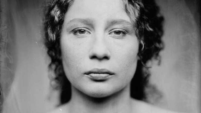 Aktrise Elza Rūta Jordāne, kura izrādē atveido Kristīnes lomu, melnbalts foto portrets