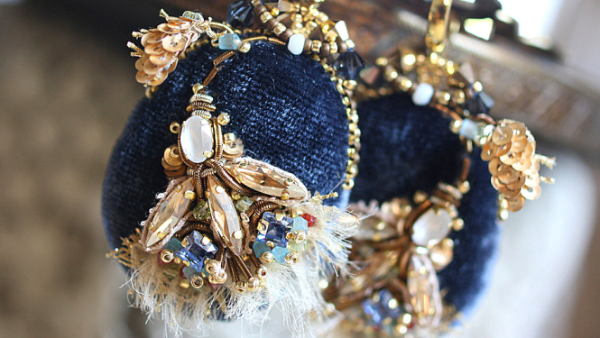 Darba fragments no izstādes “Izšūti stāsti – radošā ceļojuma ceļvedis”