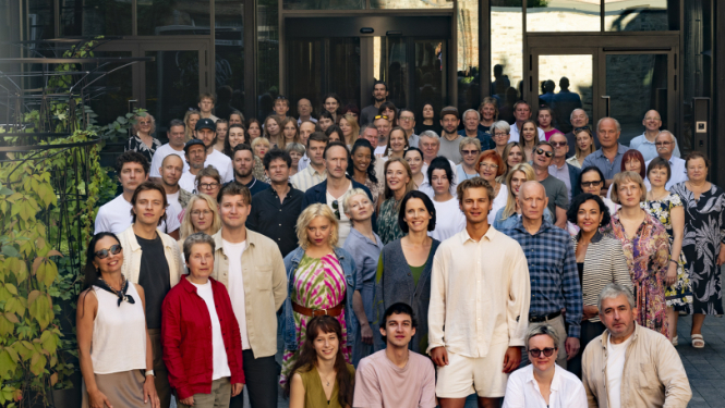 JRT aktieri 2025./2026. gada sezonu uzsākot pie JRT ēkas. Foto: Jānis Deinats