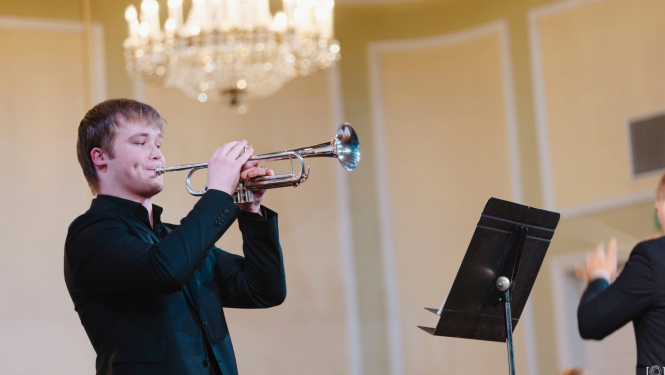 Trompetists Jānis Deniņš uz skatuves