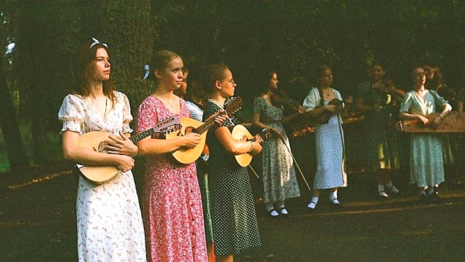 Pasākuma “Jauniešu Etnodienas” dalībnieki ar mūzikas instrumentiem