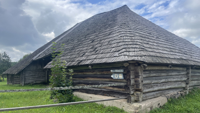 Zemnieku – amatnieku sētas “Jaunvēveri” rijas ēka