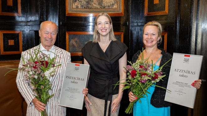 Kultūras ministre Agnese Lāce pasniedz Kultūras ministrijas Pateicības rakstus biedrības “Šveice – Latvija” pārstāvjiem Ievai un Robin Hull