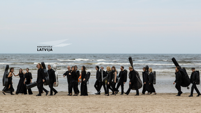 Kamerorķerstris "Kremerata Baltica" jūras malā