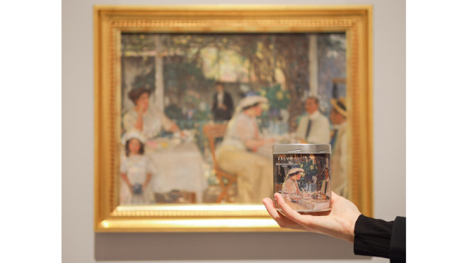 “KALVE” jaunā dizaina kafijas bundža “Janis Rozentāls” izstādē “Itālijas gaisma: no Fatori līdz Morandi” ar fonā “Uz terases (Veranda Kapri)”. Foto: Estere Rožkalne