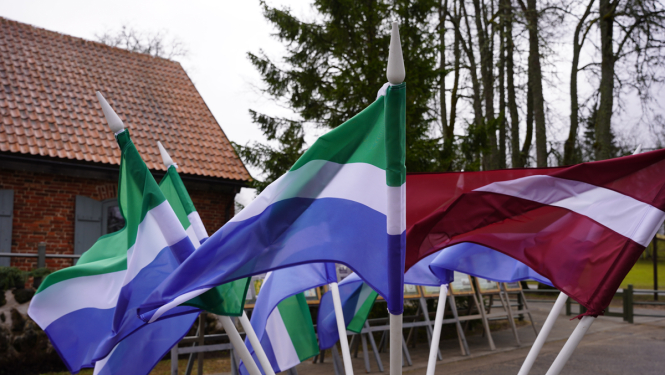 Lībiešu karogs un Latvijas karogs