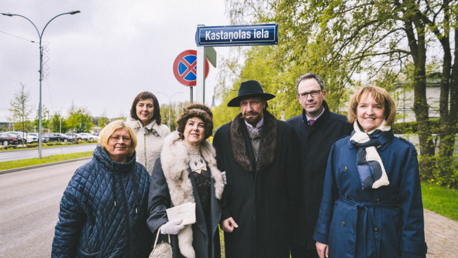 Grupas foto pie jaunatklātās Kastaņolas ielas plāksnes Jūrmalā
