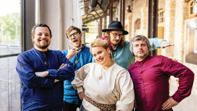 Soliste Katrīna Dimanta un četru mūziķu grupa pie koncertu norises vietas 