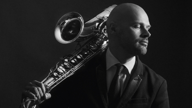 Saksofonists un komponists Kestutis Vaiginis ar saksofonu