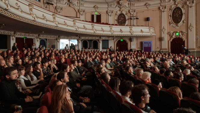 Kino skatītāji zālē