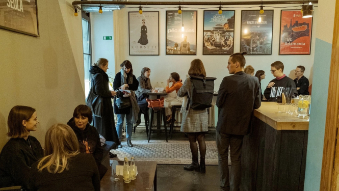 Telpa ar kino seansa apmeklētājiem