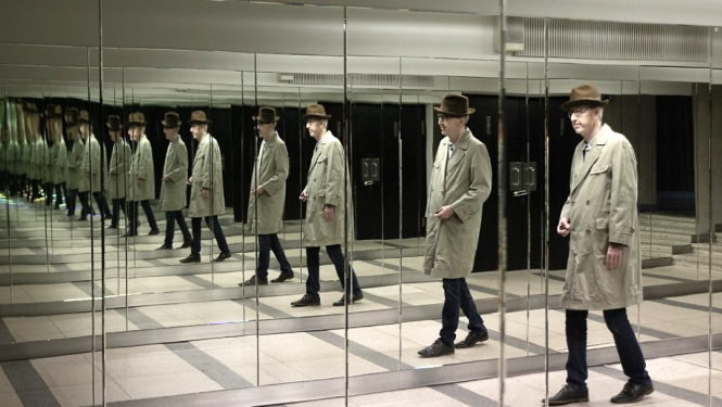 Kinozinātnieka un rakstnieka Viktora Freiberga portrets spoguļos