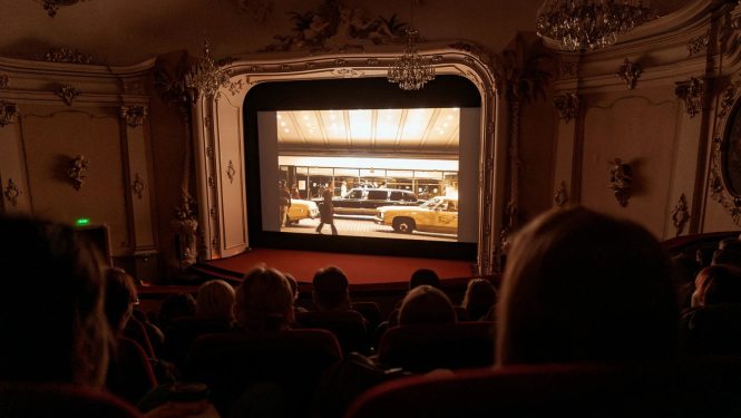 Kino teātra zāle ar skatītājiem