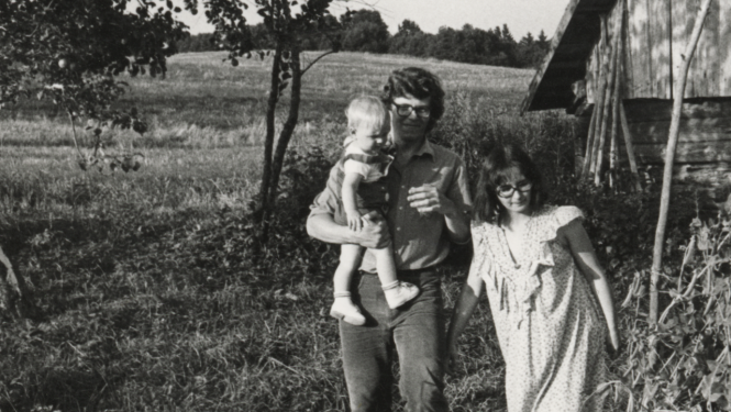 Klāvs Elsbergs ar sievu un meitu