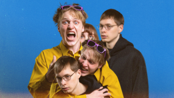 Iestudējuma “Klusums un troksnis” publicitātes vizuālais materiāls - pieci jauni cilvēki ar dažādām sejas izteiksmēm uz zilas krāsas fona