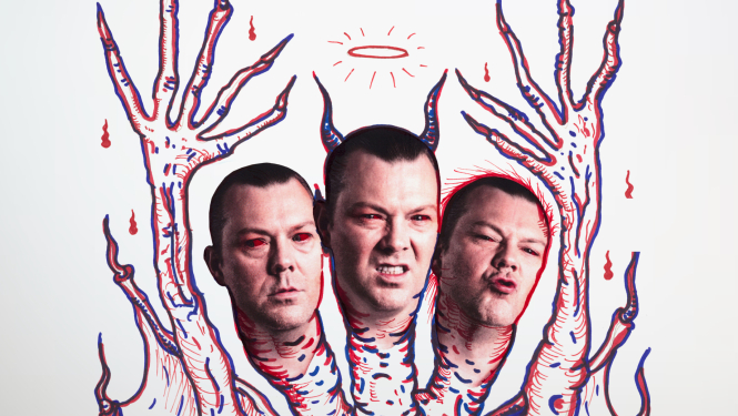 Stilizēts attēls ar viena cilvēka trīs dažādām sejas izteiksmēm, kas papildinātas ar pieziīmētiem grafiskiem elementiem