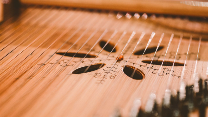 Koncertkokles korpusa elementi - stīgas un dekoratīvie grebumi