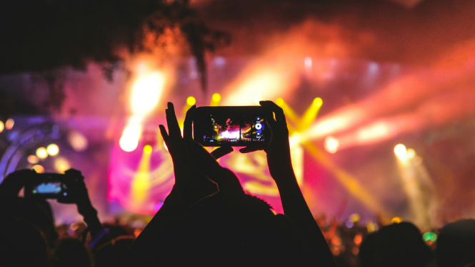 Koncerta apmeklētājs filmē ar viedtālruni