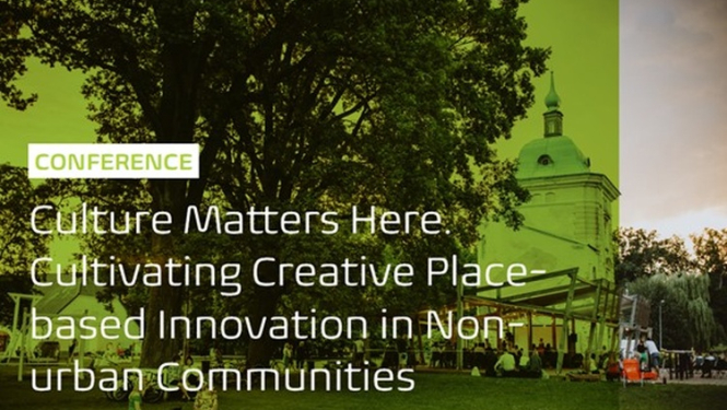 Teksts angļu valodā uz Valmieras pilsētvides foto fona: konference “Kultūra un radošums: vietas unikalitātē balstītas inovācijas reģionos”