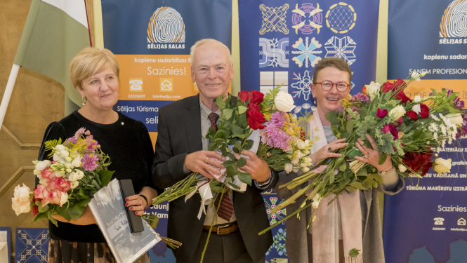 Konkursa galvenās balvas saņēmēji (attēlā no kreisās): Vanda Rimša no Ilūkstes, Stefans Rāzna no Bebrenes pagasta, Daina Alužāne no Rubenes pagasta Slates