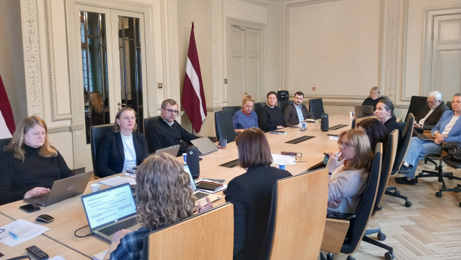 Mediju politikas konsultatīvās padomes sēdes norise un dalībnieki KM Lielajā zālē pie galda